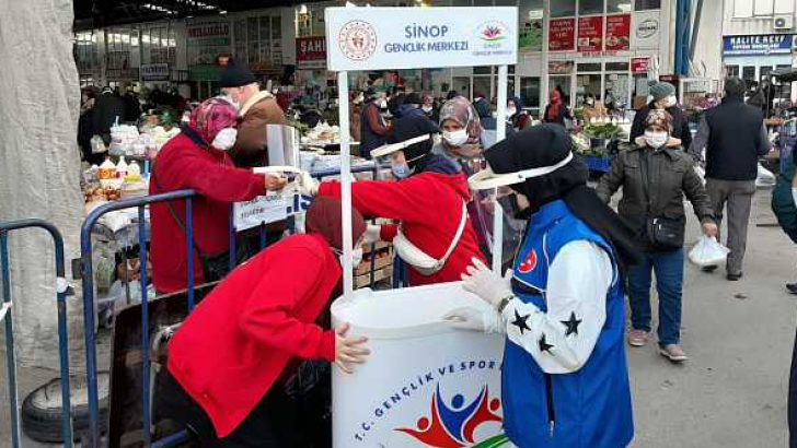 SİNOP’TA GÖNÜLLÜ GENÇLERDEN VATANDAŞA MASKE