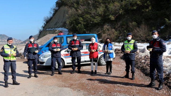 GÖNÜLLÜ GENÇLERDEN JANDARMA EKİPLERİNE İÇLERİ ISITAN HAREKET